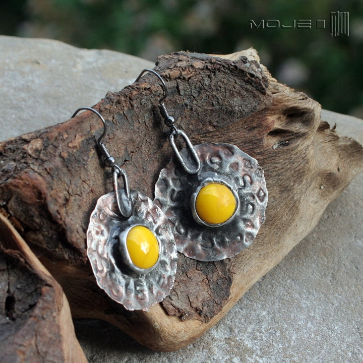 szklanooko-na-zolto-kolczyki-okragle-wiszace-miedziane-szklane-oczko-rustykalne