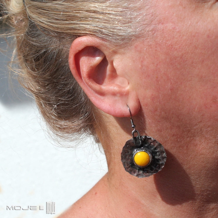 szklanooko-na-zolto-kolczyki-okragle-wiszace-miedziane-szklane-oczko-rustykalne