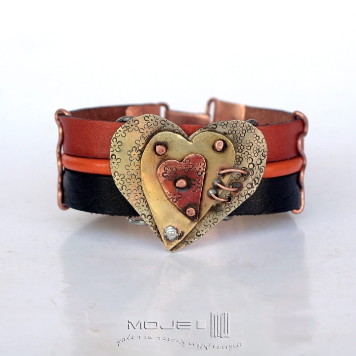serce-na-rece-bransoletka-z-motywem-serca-skorzane-rzemienie-serce-z-metalu