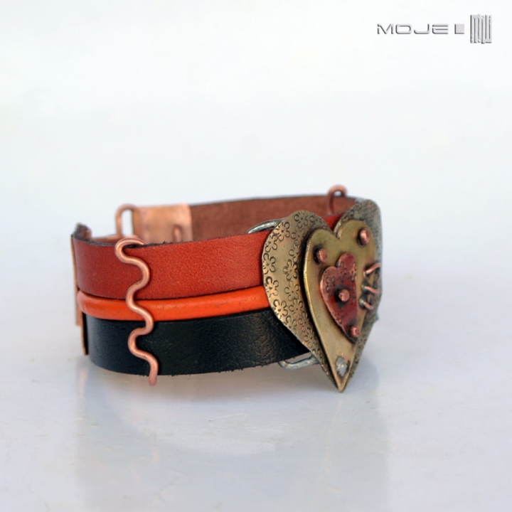 serce-na-rece-bransoletka-z-motywem-serca-skorzane-rzemienie-serce-z-metalu