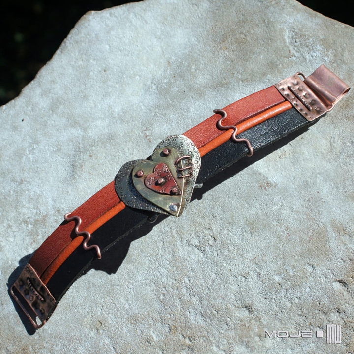 serce-na-rece-bransoletka-z-motywem-serca-skorzane-rzemienie-serce-z-metalu