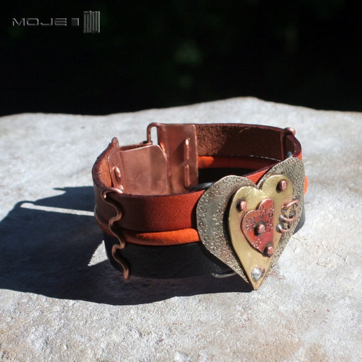 serce-na-rece-bransoletka-z-motywem-serca-skorzane-rzemienie-serce-z-metalu