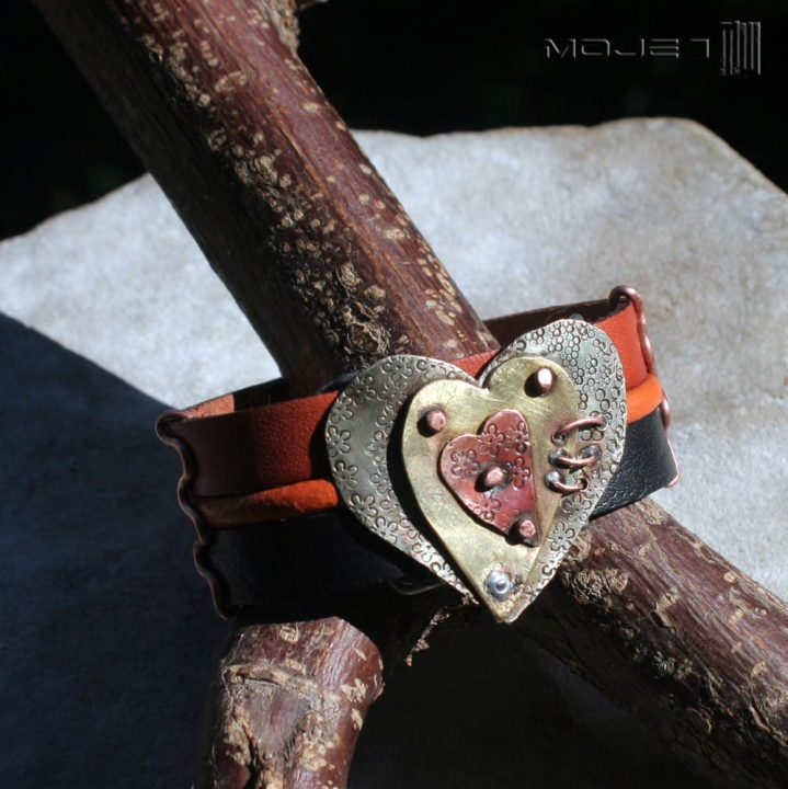 serce-na-rece-bransoletka-z-motywem-serca-skorzane-rzemienie-serce-z-metalu