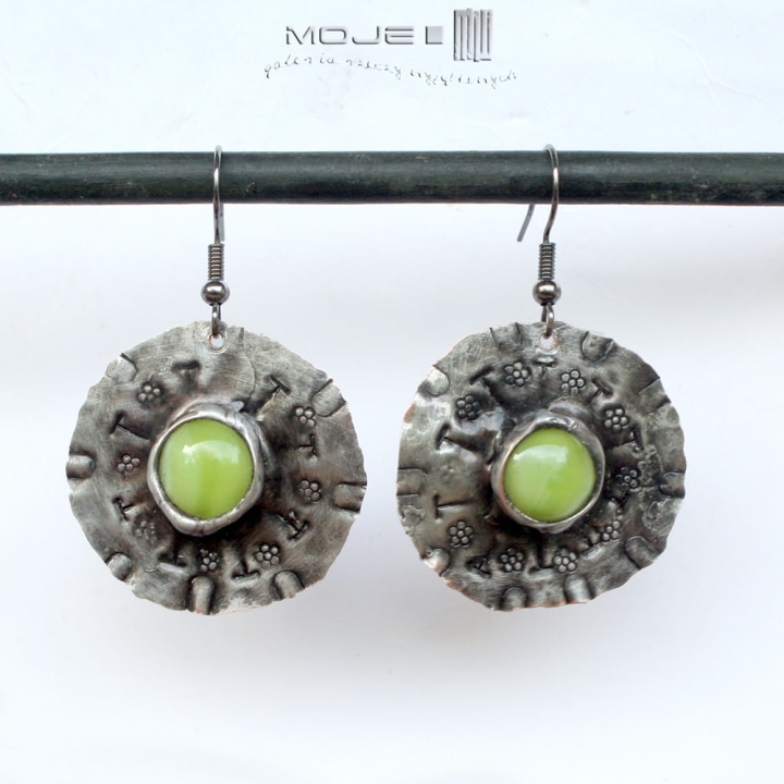 szklanooko-w-jasnej-zieleni-kolczyki-okragle-wiszace-miedziane-szklane-oczko-rustykalne