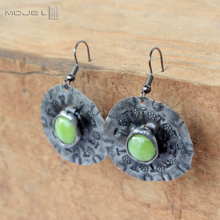 szklanooko-w-jasnej-zieleni-kolczyki-okragle-wiszace-miedziane-szklane-oczko-rustykalne