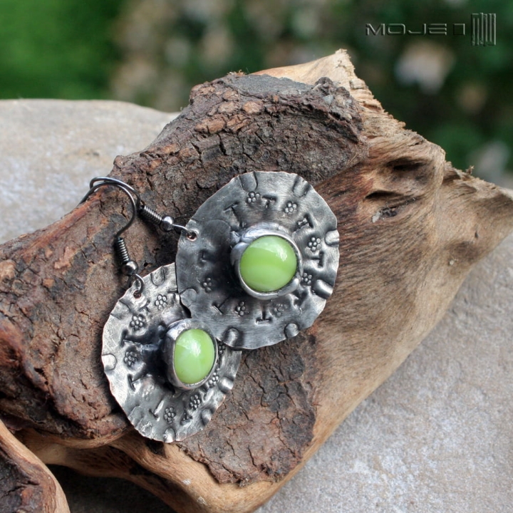 szklanooko-w-jasnej-zieleni-kolczyki-okragle-wiszace-miedziane-szklane-oczko-rustykalne