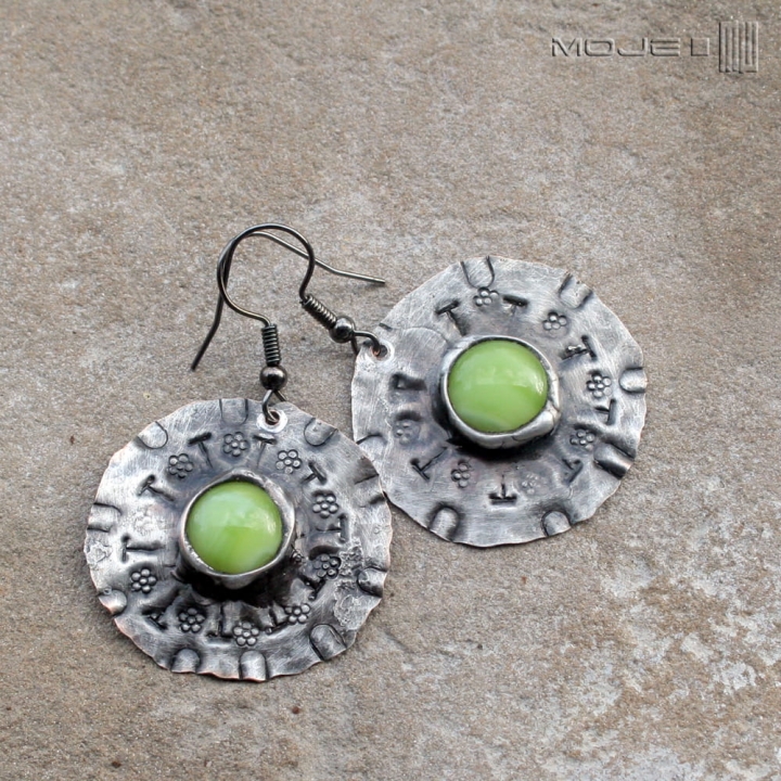 szklanooko-w-jasnej-zieleni-kolczyki-okragle-wiszace-miedziane-szklane-oczko-rustykalne