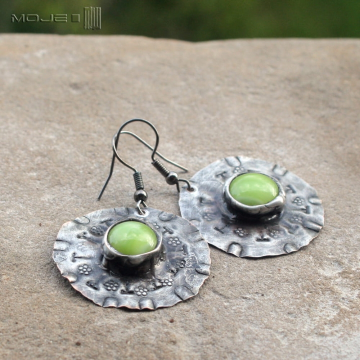 szklanooko-w-jasnej-zieleni-kolczyki-okragle-wiszace-miedziane-szklane-oczko-rustykalne