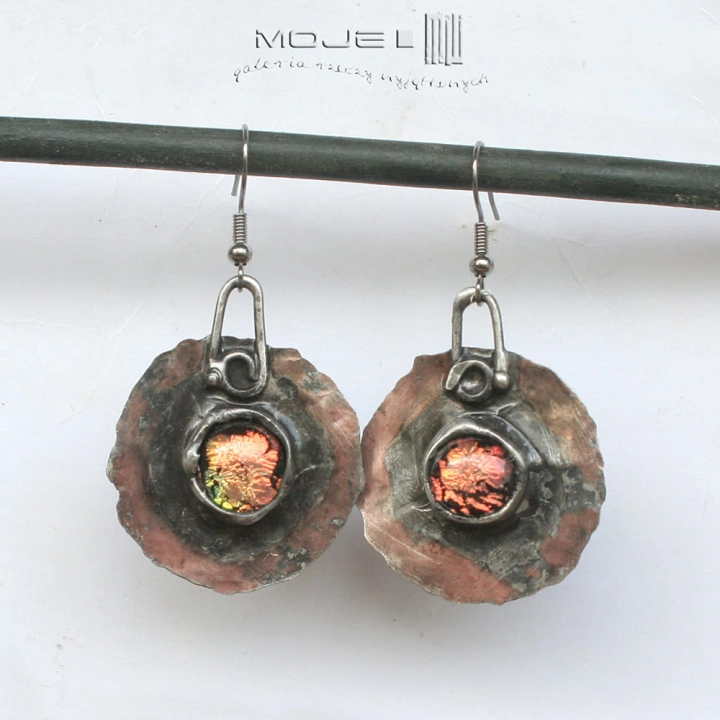 dichrooko-plomienne-wiszace-okragle-kolczyki-miedziane-szklo-dichroiczne-rustykalne-swietne-na-lato