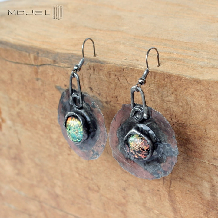 dichrooko-plomienne-wiszace-okragle-kolczyki-miedziane-szklo-dichroiczne-opalizujace-rustykalne-swietne-na-lato