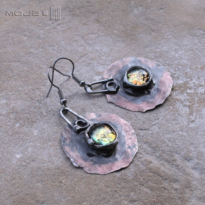 dichrooko-plomienne-wiszace-okragle-kolczyki-miedziane-szklo-dichroiczne-opalizujace-rustykalne-swietne-na-lato