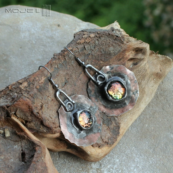 dichrooko-plomienne-wiszace-okragle-kolczyki-miedziane-szklo-dichroiczne-opalizujace-rustykalne-swietne-na-lato