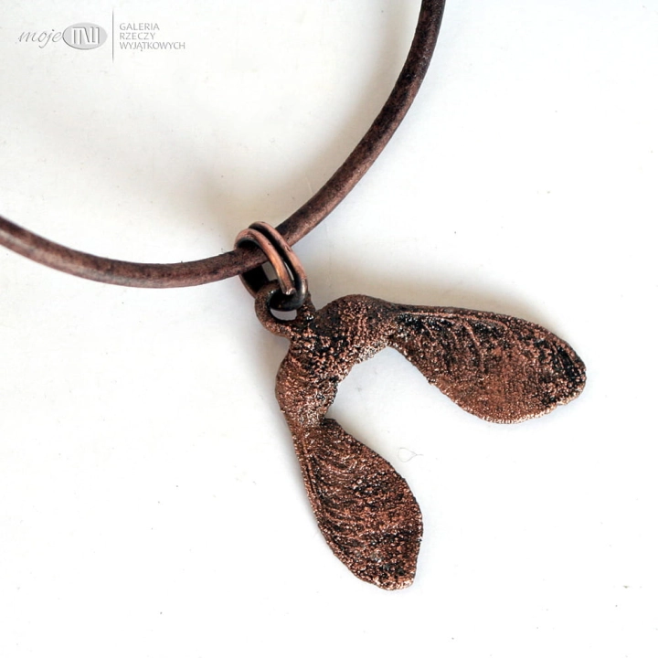 klon-jaworowy-wisior-prawdziwe-klonowe-noski-pokryte-miedzia-skorzany-rzemyk