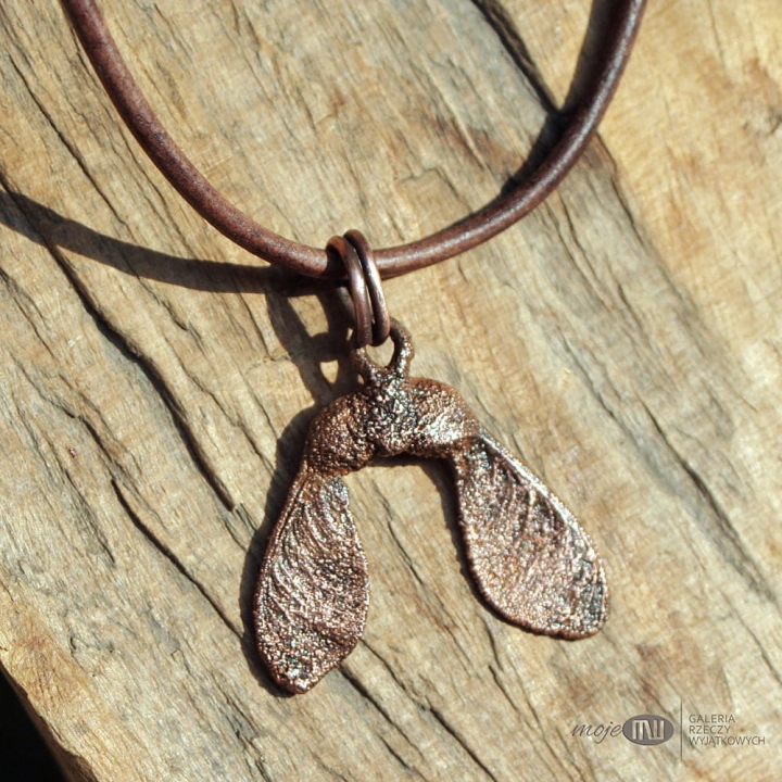 klon-jaworowy-wisior-prawdziwe-klonowe-noski-pokryte-miedzia-skorzany-rzemyk