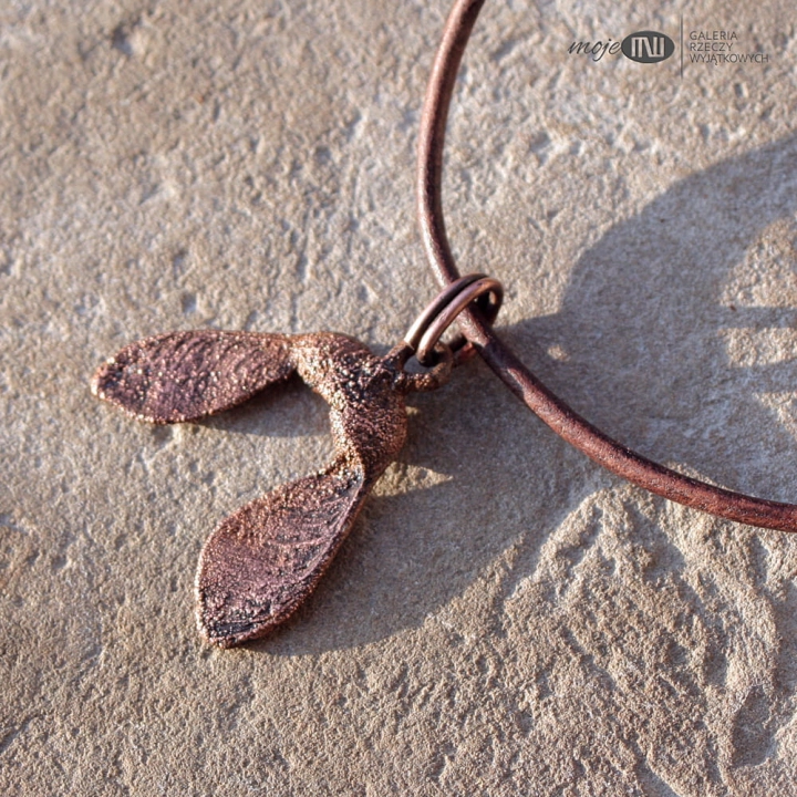 klon-jaworowy-wisior-prawdziwe-klonowe-noski-pokryte-miedzia-skorzany-rzemyk