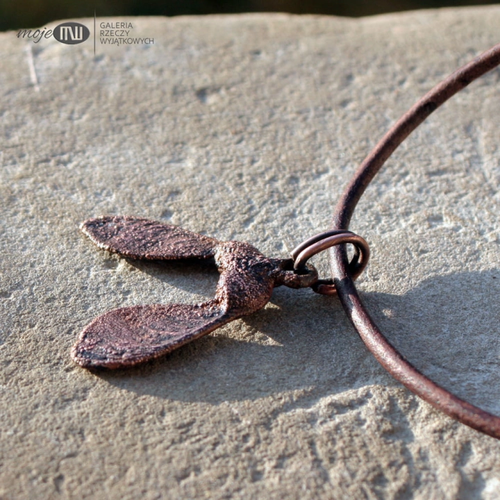 klon-jaworowy-wisior-prawdziwe-klonowe-noski-pokryte-miedzia-skorzany-rzemyk