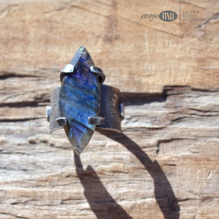 lazurowa-feeria-pierscionek-ze-srebra-z-labradorytem-srebro-rustykalny-duzy-markiza-kamien-szlifowany