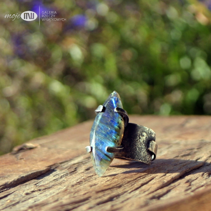 lazurowa-feeria-pierscionek-ze-srebra-z-labradorytem-srebro-rustykalny-duzy-markiza-kamien-szlifowany
