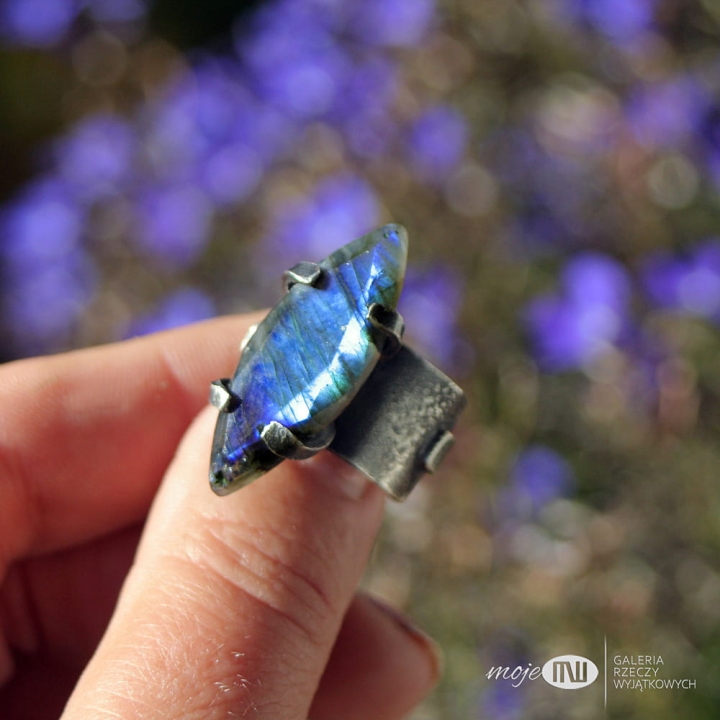 lazurowa-feeria-pierscionek-ze-srebra-z-labradorytem-srebro-rustykalny-duzy-markiza-kamien-szlifowany