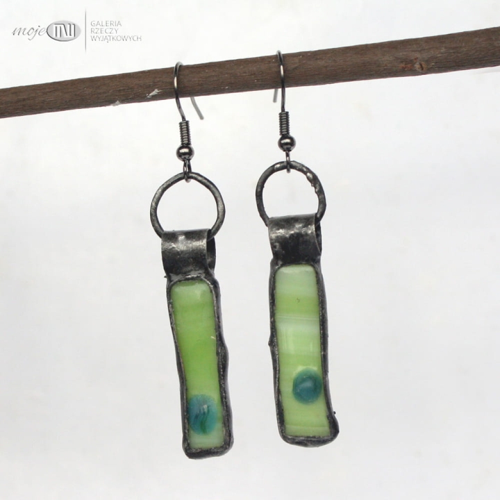 szklaki-mlecznozieleniaki-z-kropka-wiszace-kolczyki-ze-szkla-fusing-letnie-kolorowe