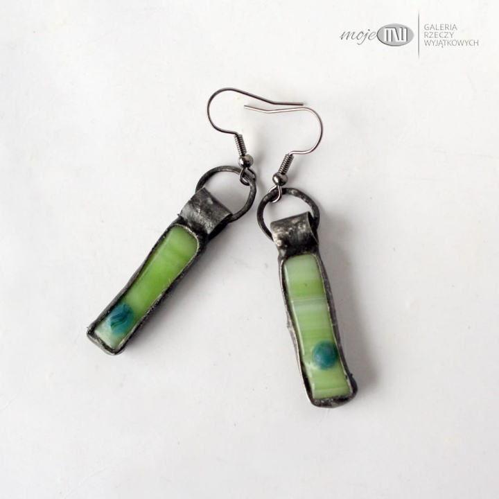 szklaki-mlecznozieleniaki-z-kropka-wiszace-kolczyki-ze-szkla-fusing-letnie-kolorowe