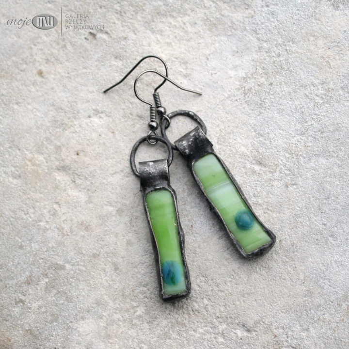 szklaki-mlecznozieleniaki-z-kropka-wiszace-kolczyki-ze-szkla-fusing-letnie-kolorowe