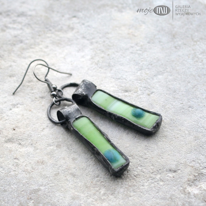 szklaki-mlecznozieleniaki-z-kropka-wiszace-kolczyki-ze-szkla-fusing-letnie-kolorowe