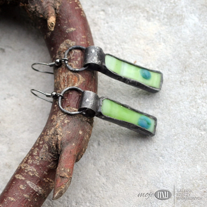 szklaki-mlecznozieleniaki-z-kropka-wiszace-kolczyki-ze-szkla-fusing-letnie-kolorowe