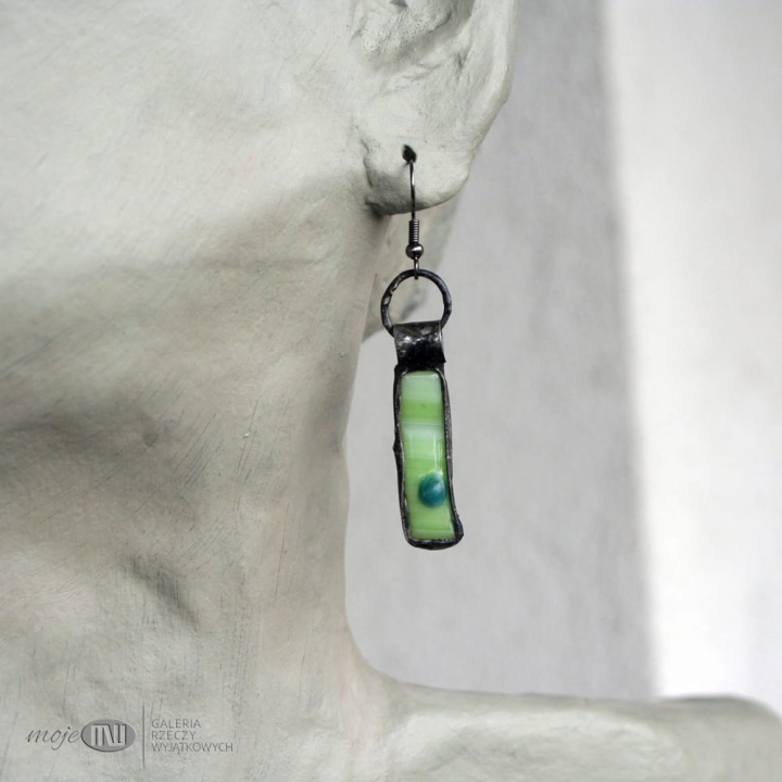 szklaki-mlecznozieleniaki-z-kropka-wiszace-kolczyki-ze-szkla-fusing-letnie-kolorowe