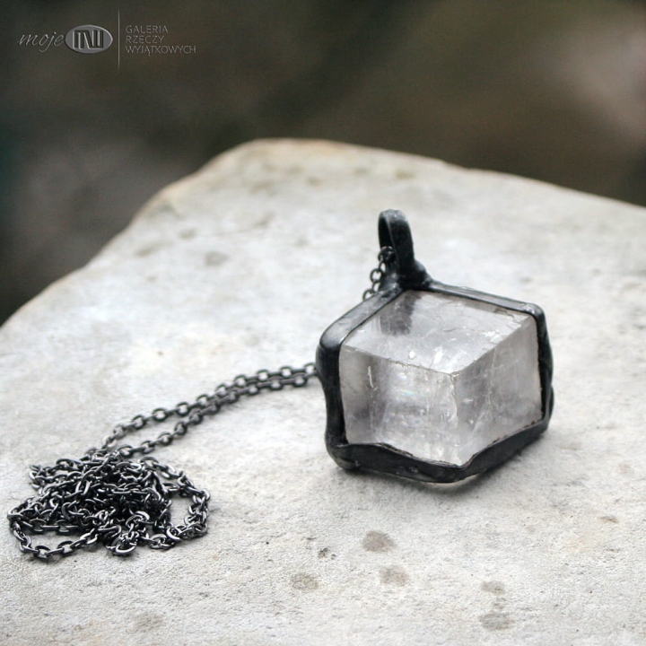 kamien-Wikingow-kalcyt-szpat-islandzki-wisior-kamien-naturalny-surowy-rustykalny