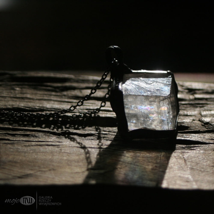 kamien-Wikingow-kalcyt-szpat-islandzki-wisior-kamien-naturalny-surowy-rustykalny