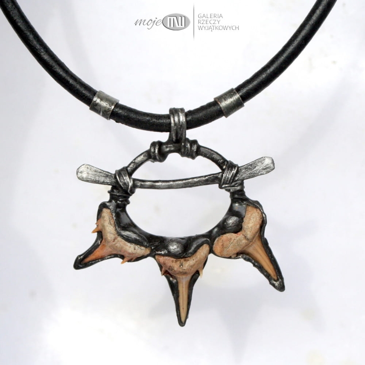trójzab-rekina-wisior-meski-meska-bizuteria-poganska-zawieszka-etniczna