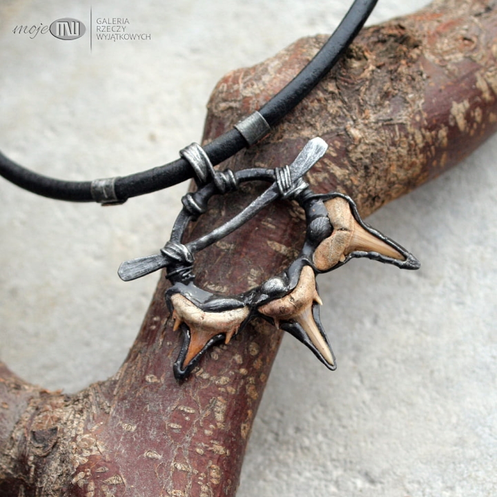 trójzab-rekina-wisior-meski-meska-bizuteria-poganska-zawieszka-etniczna