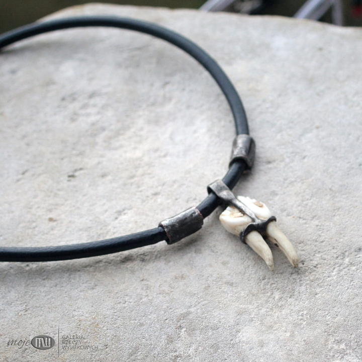 zab-dzika-wisiorek-meski-dla-mezczyzny-na-rzemyku