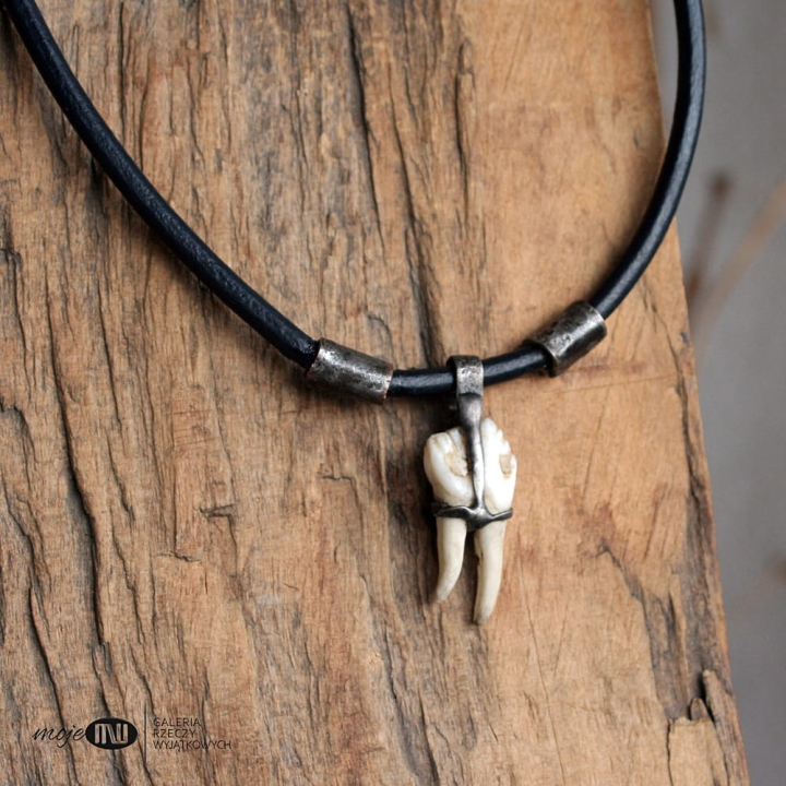 zab-dzika-wisiorek-meski-dla-mezczyzny-na-rzemyku