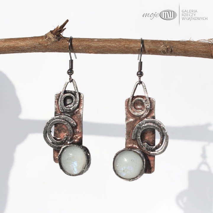 pokrecone-kolczyki-z-miedzi-i-szkla-dichroicznego-wiszace