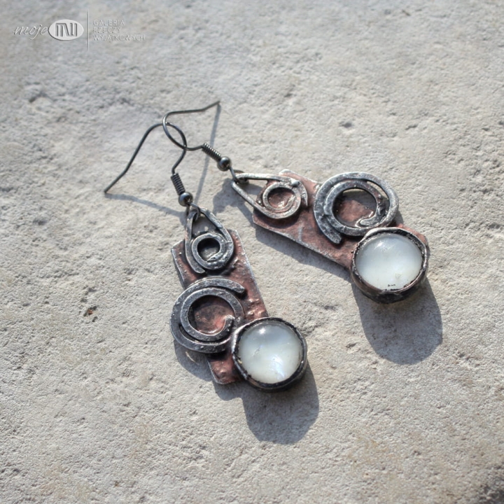 pokrecone-kolczyki-z-miedzi-i-szkla-dichroicznego-wiszace