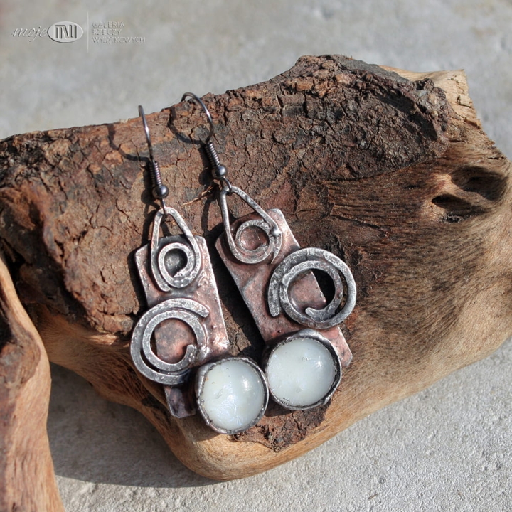 pokrecone-kolczyki-z-miedzi-i-szkla-dichroicznego-wiszace