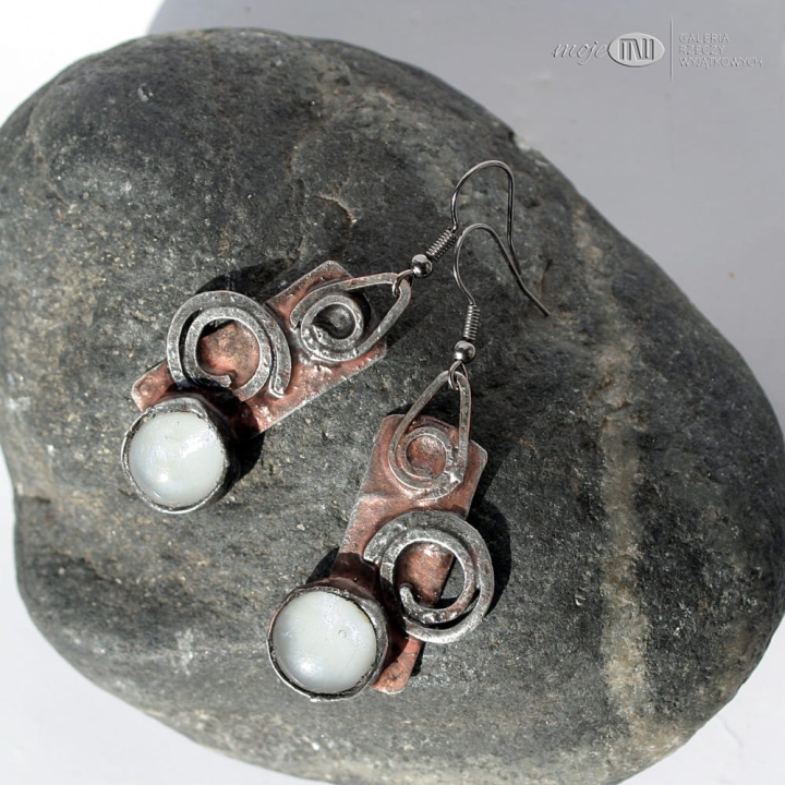 pokrecone-kolczyki-z-miedzi-i-szkla-dichroicznego-wiszace