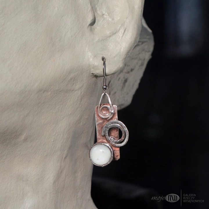 pokrecone-kolczyki-z-miedzi-i-szkla-dichroicznego-wiszace