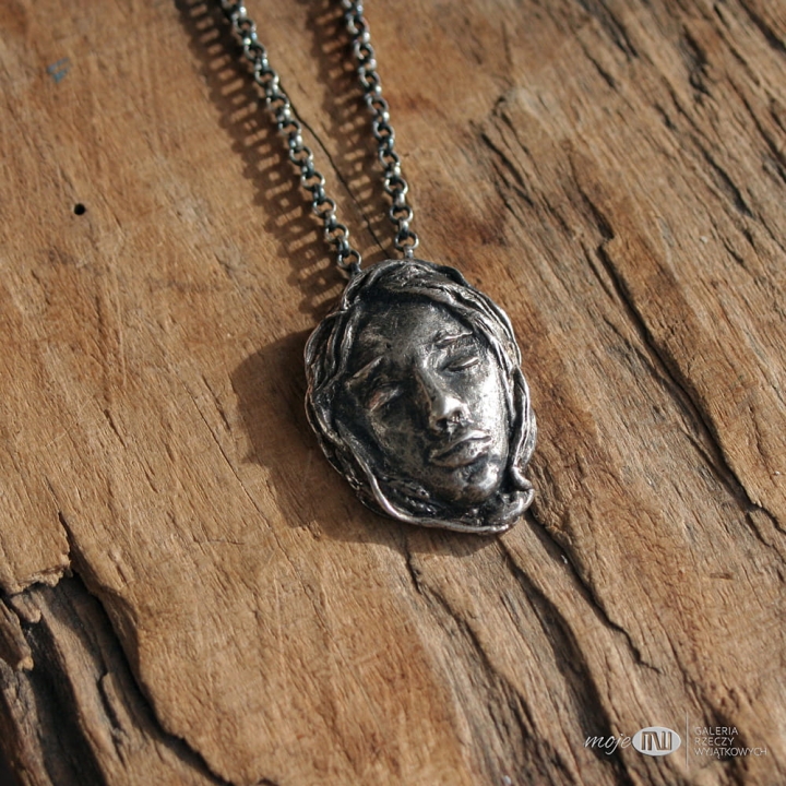 senna-dziewczyna-wisiorek-ze-srebra-srebrny-twarz-dziewczeca
