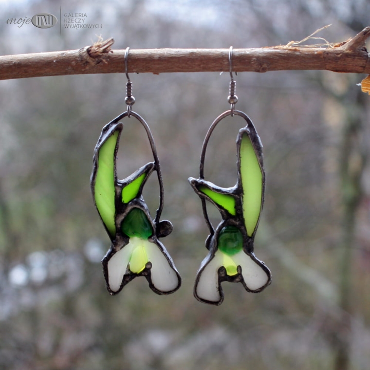 przebisniegi-kolczyki-z-kwiatami-szklane-ze-szkla-przebisniegi-miedziane-wiszace-fusing