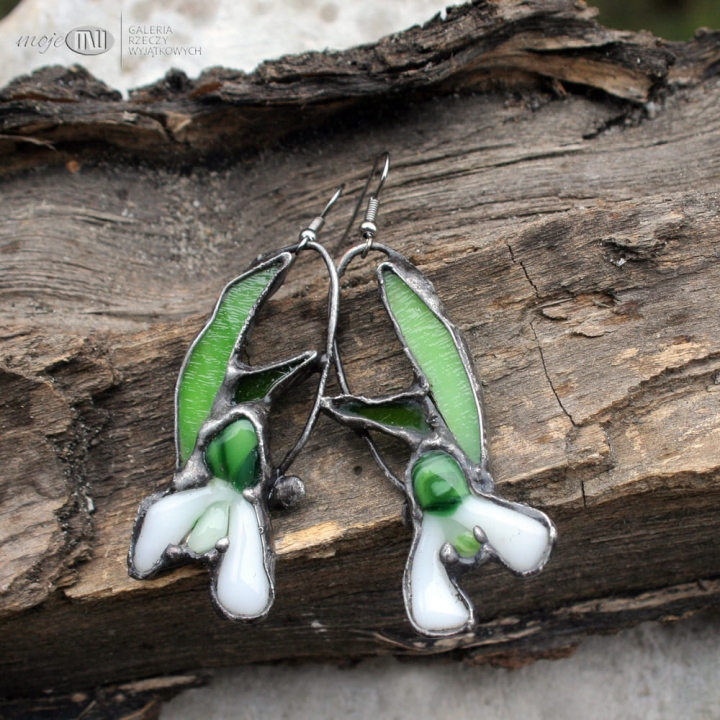 przebisniegi-kolczyki-z-kwiatami-szklane-ze-szkla-przebisniegi-miedziane-wiszace-fusing