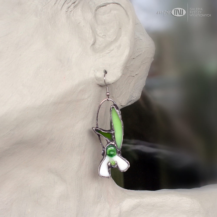 przebisniegi-kolczyki-z-kwiatami-szklane-ze-szkla-przebisniegi-miedziane-wiszace-fusing