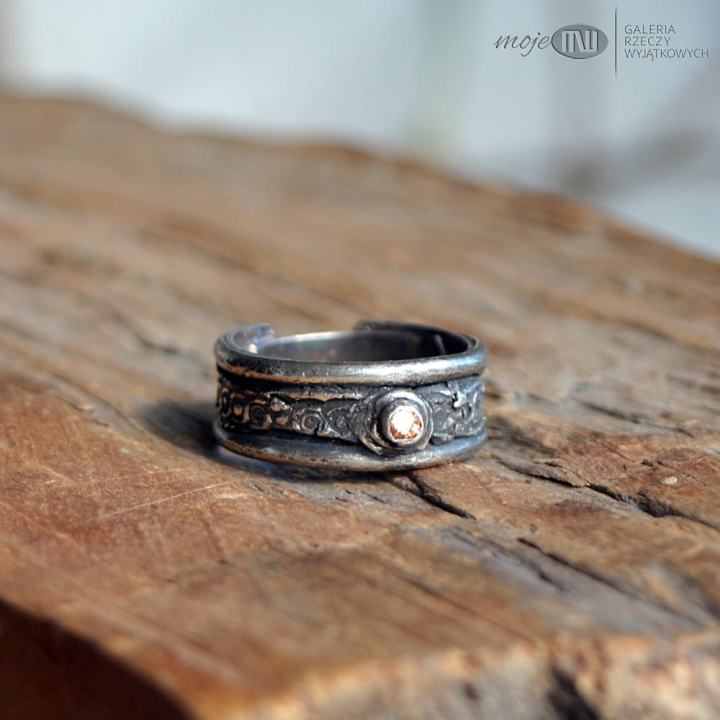 szampanska-bardzo-rustykalna-obraczka-ze-srebra-srebrna-rustykalna-cyrkonia-slowianskie-wzory