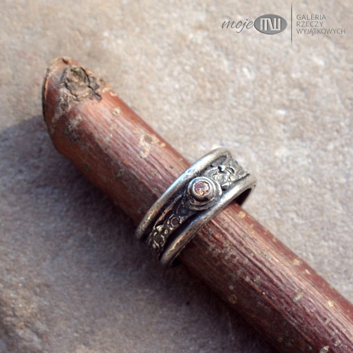 szampanska-bardzo-rustykalna-obraczka-ze-srebra-srebrna-rustykalna-cyrkonia-slowianskie-wzory