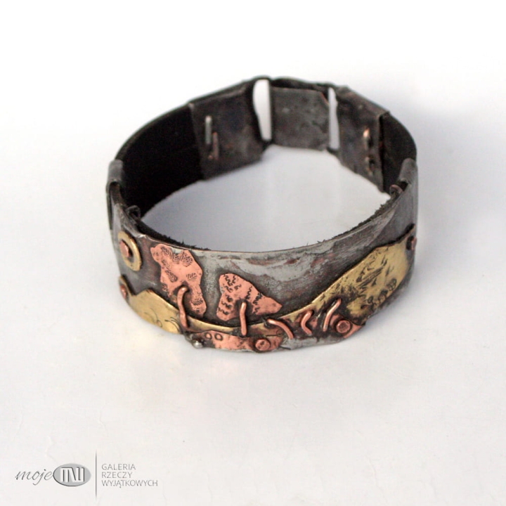 spacer-po-lace-manela-bransoletka-z-miedzi-mosiadzu-skorzane-rzemienie-widok-stylizowany-obrazek-metal-ozdobna-bransoleta