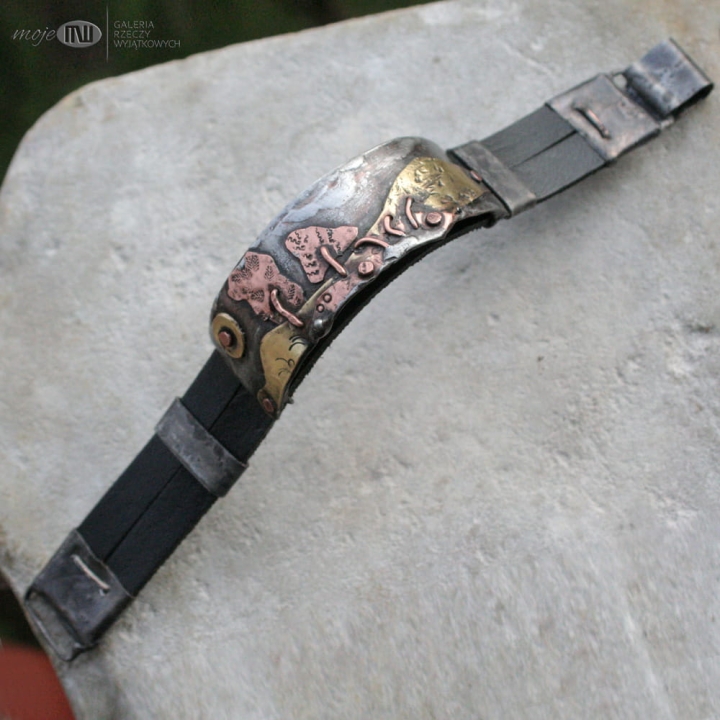 spacer-po-lace-manela-bransoletka-z-miedzi-mosiadzu-skorzane-rzemienie-widok-stylizowany-obrazek-metal-ozdobna-bransoleta