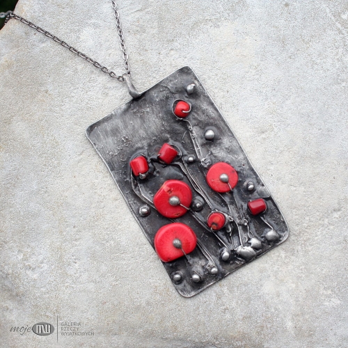 kwiatowy-komplet-bransoleta rustyk-wisior-stylizowane-kwiaty-makow-koral-czerwony-szeroka-bransoleta-z-metalu-prostokatny-wisior