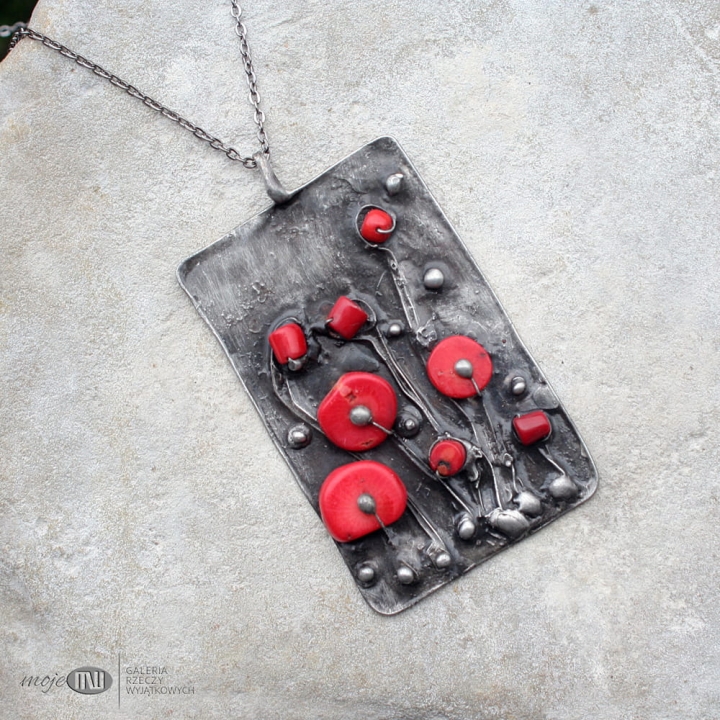 kwiatowy-komplet-bransoleta rustyk-wisior-stylizowane-kwiaty-makow-koral-czerwony-szeroka-bransoleta-z-metalu-prostokatny-wisior